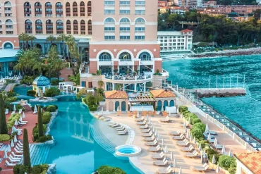 Vue aérienne du Monte-Carlo Bay Hotel & Resort et de son lagon, à Monaco