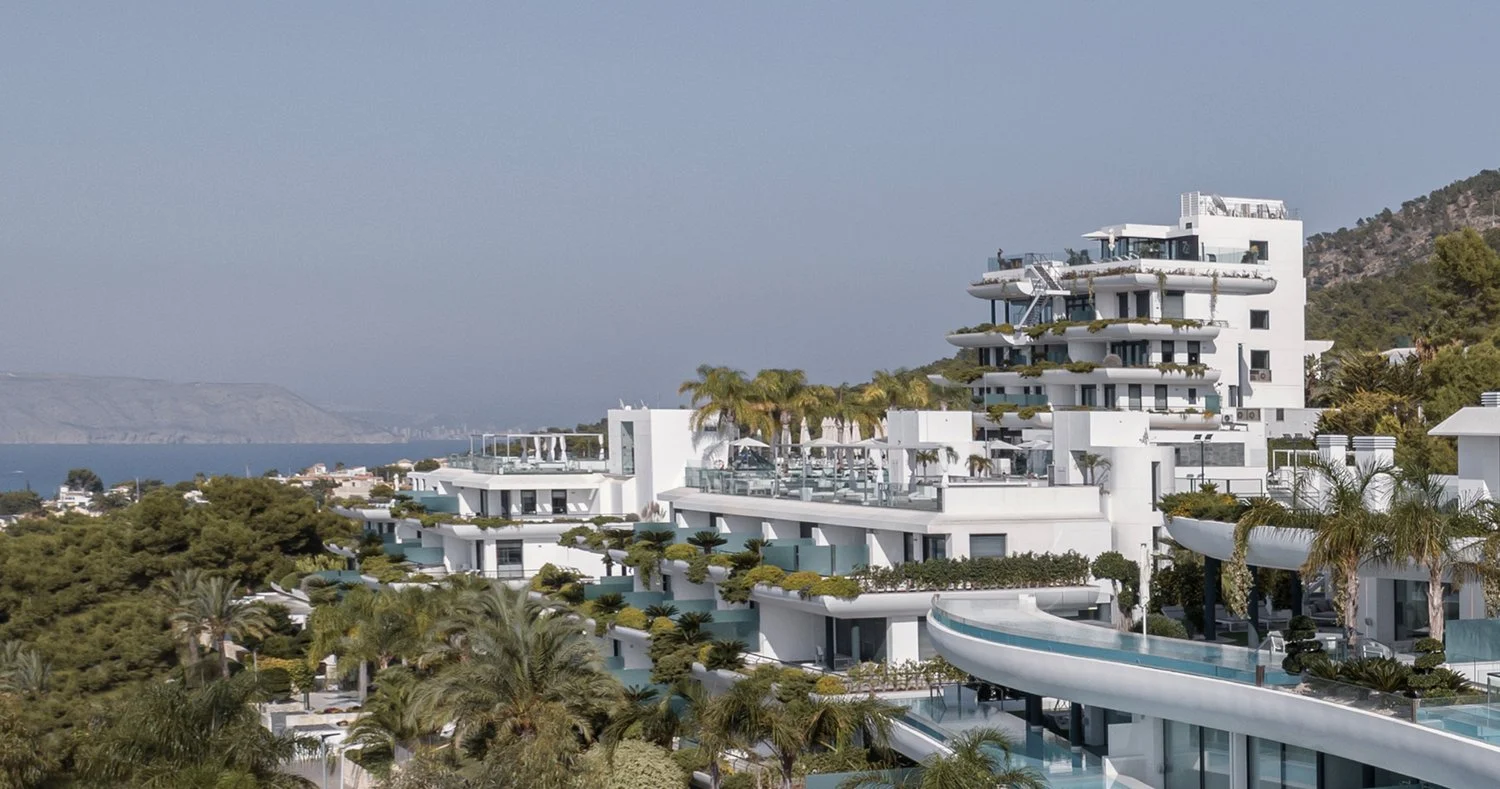 L’architecture en terrasses blanches de SHA Wellness Clinic, au-dessus de la baie d’Altea