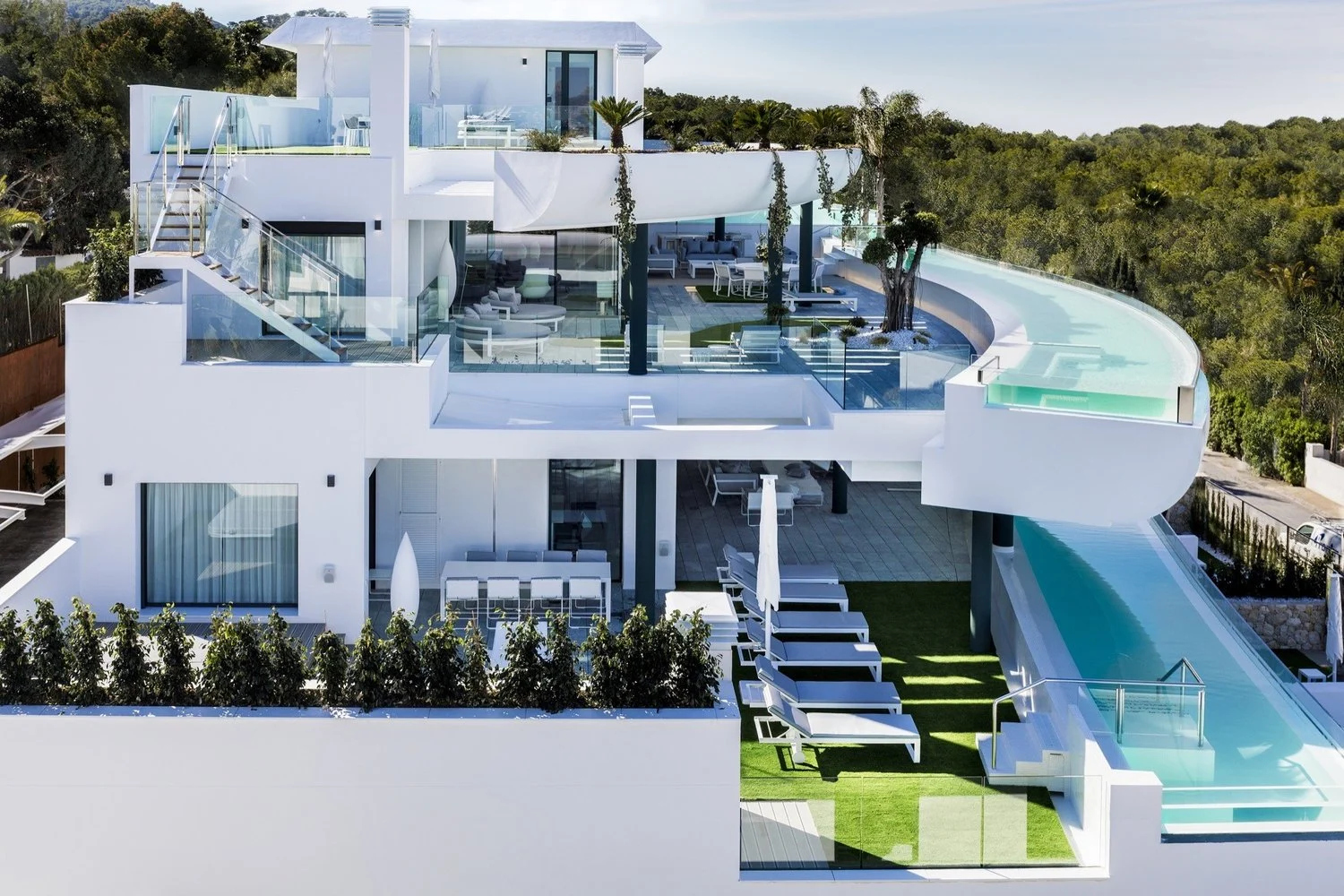 Les terrasses et les bassins de SHA Wellness Clinic, à Albir