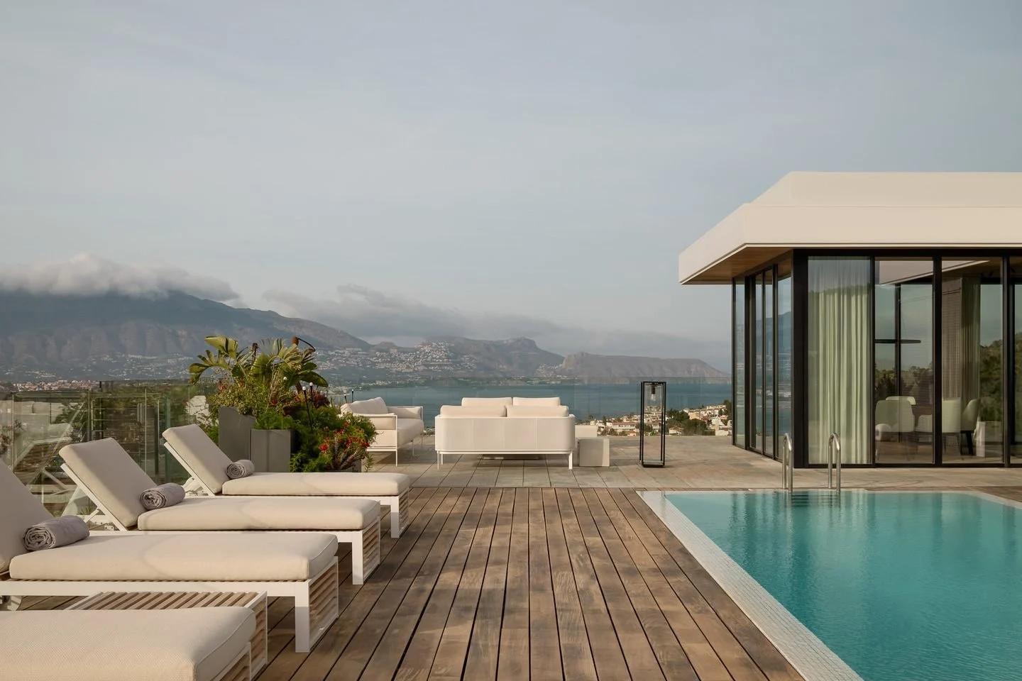La terrasse et la piscine privée de la Royal Suite de SHA Wellness Clinic