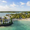 Vue aérienne du Shangri-La Le Touessrok dans la baie de Trou d'Eau Douce