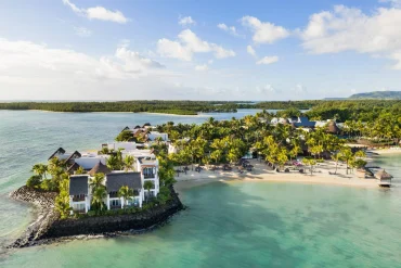 Vue aérienne du Shangri-La Le Touessrok dans la baie de Trou d'Eau Douce