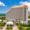Vue aérienne du Naples Grande Beach Resort, futur Signia by Hilton, entre mangroves et golfe du Mexique en Floride