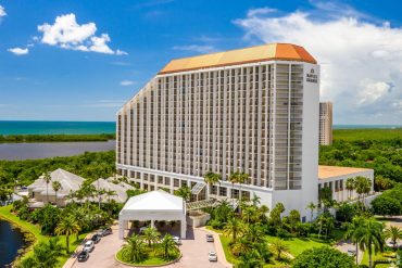 Vue aérienne du Naples Grande Beach Resort, futur Signia by Hilton, entre mangroves et golfe du Mexique en Floride