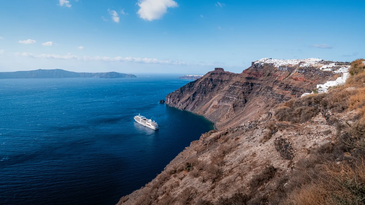 Le Silver Spirit de Silversea mouillé dans la caldeira de Santorin