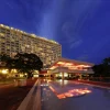 Le Sofitel Abidjan Hôtel Ivoire de nuit, son pavillon et son bassin, à Cocody
