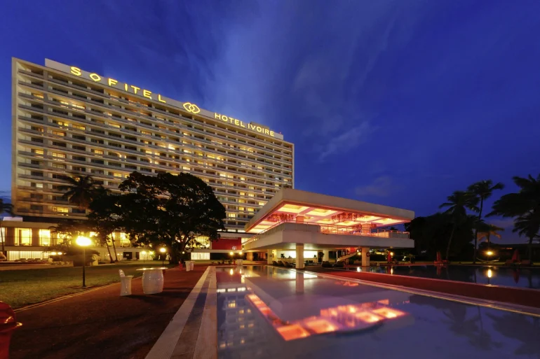 Le Sofitel Abidjan Hôtel Ivoire de nuit, son pavillon et son bassin, à Cocody