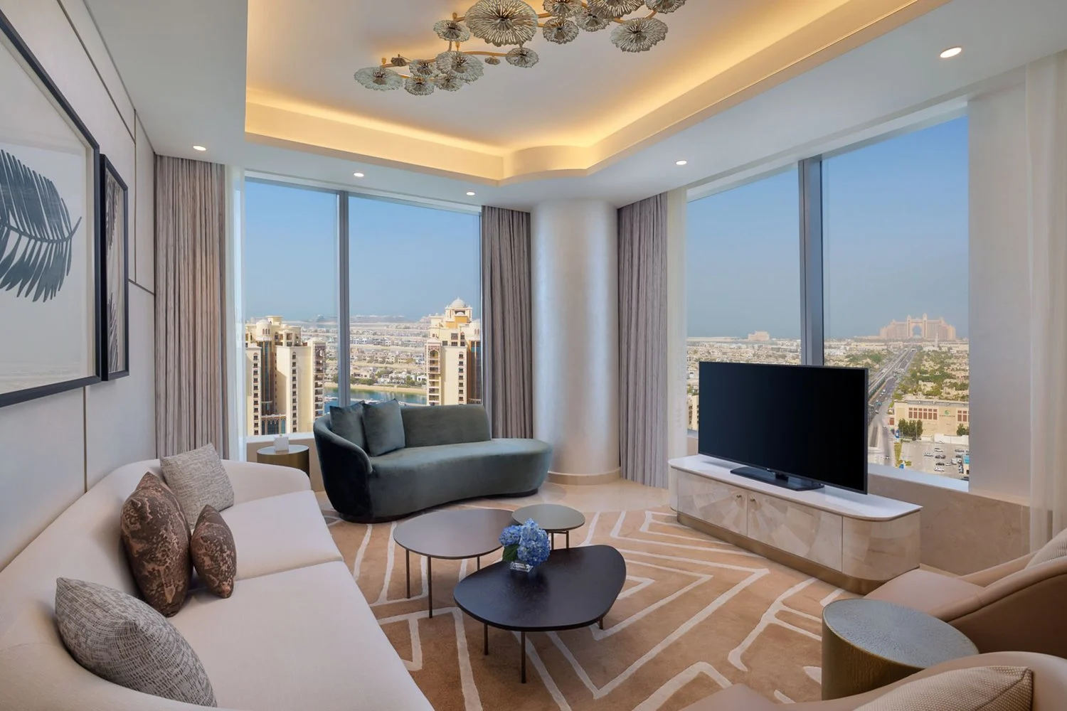 Le salon d'une Astor Suite du St. Regis Dubai, The Palm