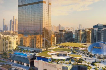Le St. Regis Dubai, The Palm sur Palm Jumeirah, face à la skyline de Dubaï