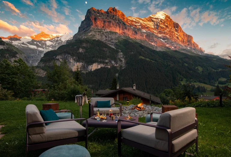 El hotel Sunstar Grindelwald reabre su espacio acuático frente al Eiger por su 55 aniversario: 1.200 m² de spa y una cama de burbujas