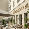La façade et la terrasse du Taj Hessischer Hof à Francfort