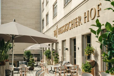 La façade et la terrasse du Taj Hessischer Hof à Francfort