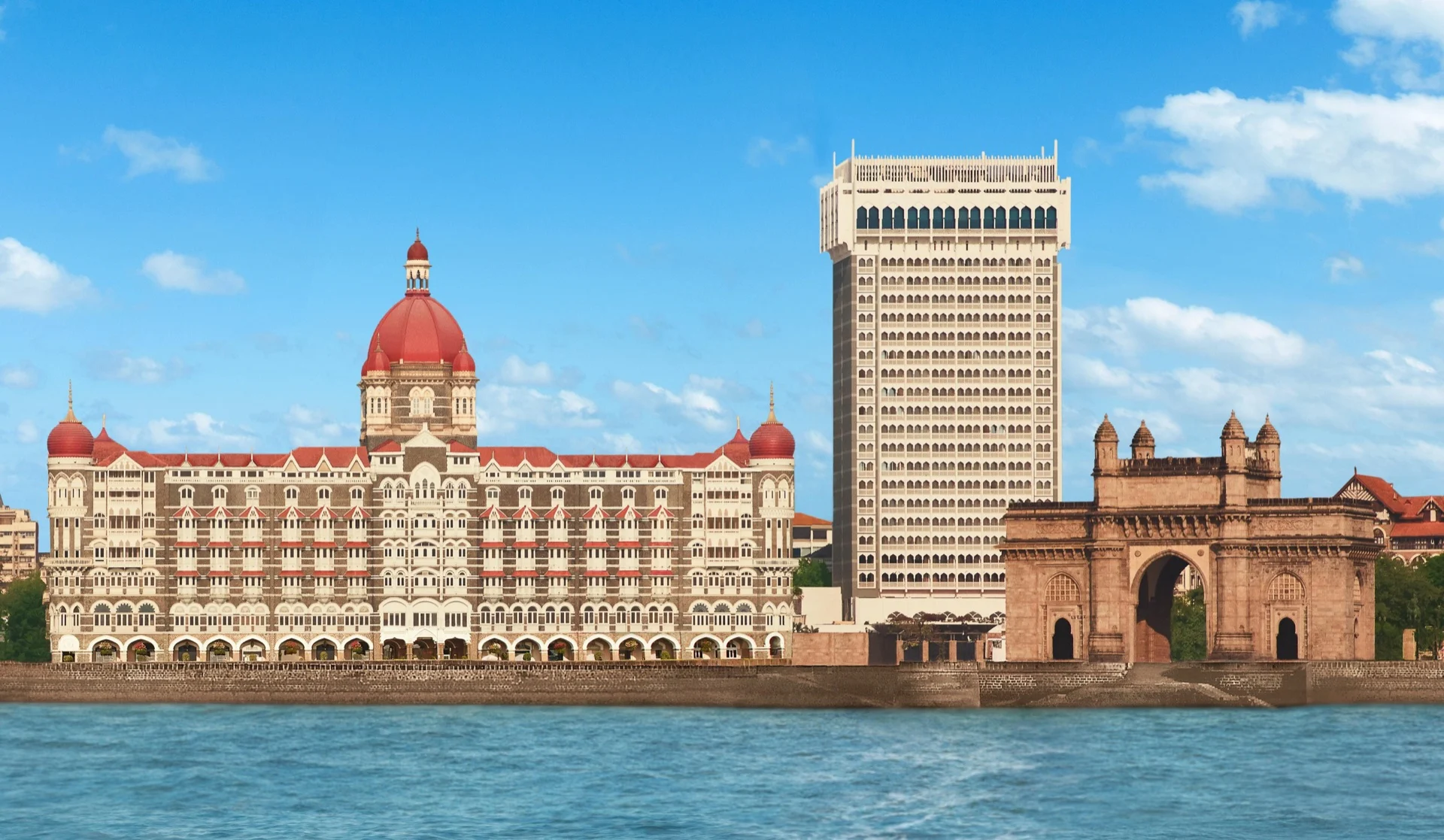 Vue depuis la mer : aile Palace au dôme rouge, Tower et Gateway of India