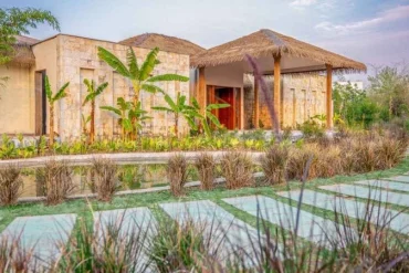 Les villas au toit de chaume du Taj Tadoba Resort & Spa, en lisière de la réserve de Tadoba-Andhari