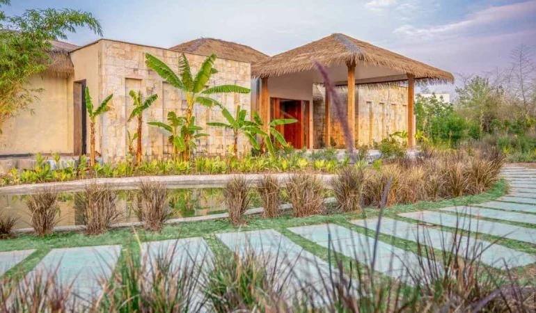 Les villas au toit de chaume du Taj Tadoba Resort & Spa, en lisière de la réserve de Tadoba-Andhari