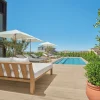La terrasse du penthouse de The Madrid EDITION, canapé, parasol et piscine à débordement privée sur les toits de Madrid