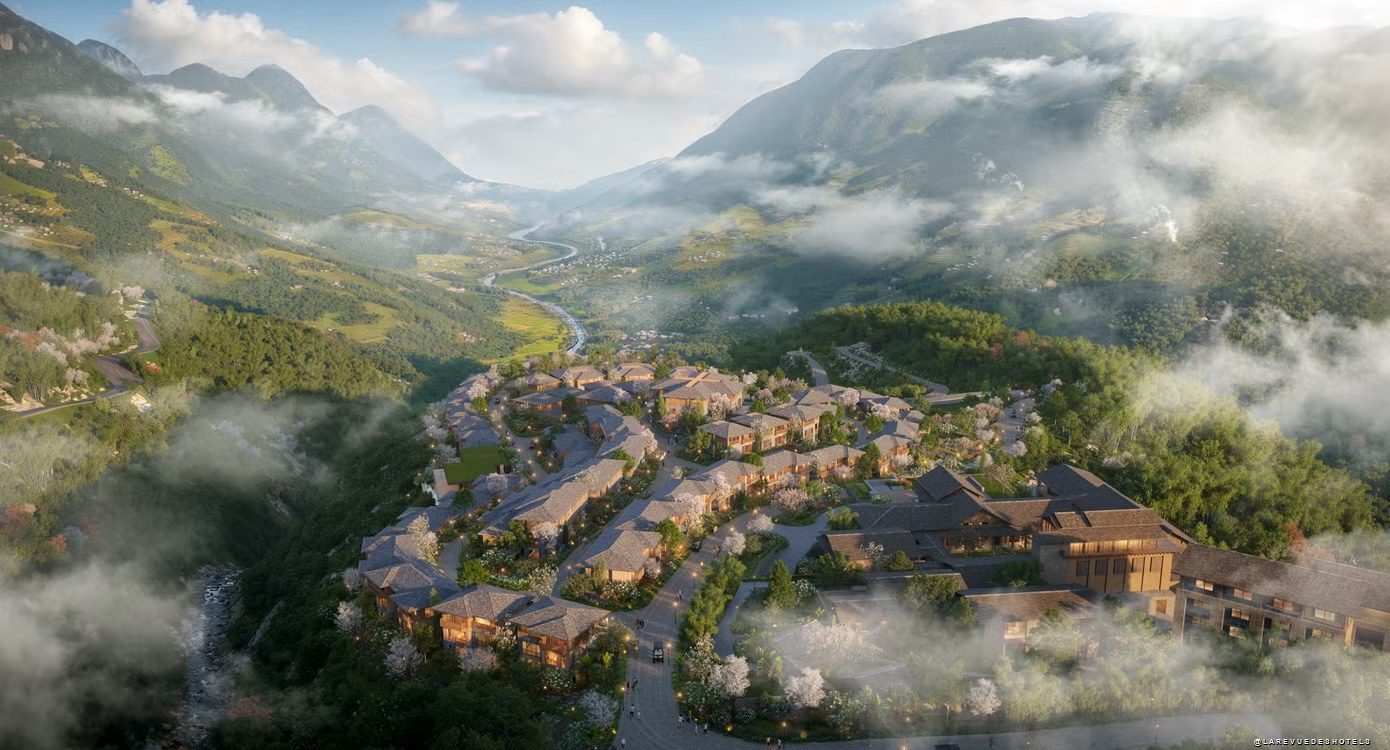 Vue aérienne des 79 villas de The Residences at InterContinental Sapa Resort dans la vallée de Muong Hoa, sous les nuages