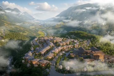 Vue aérienne des 79 villas de The Residences at InterContinental Sapa Resort dans la vallée de Muong Hoa, sous les nuages