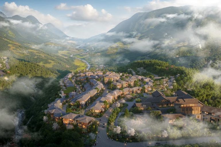 Vue aérienne des 79 villas de The Residences at InterContinental Sapa Resort dans la vallée de Muong Hoa, sous les nuages