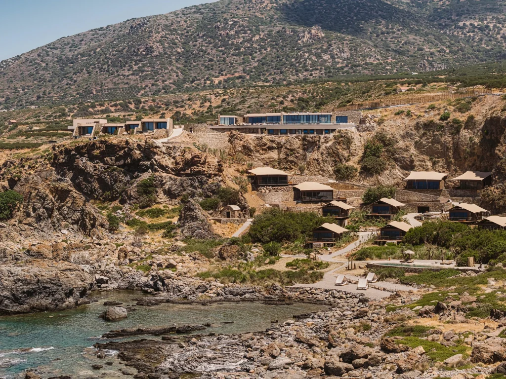 O resort The Revery abre em Creta: pavilhões de lona, suítes na falésia e spa ROÉE