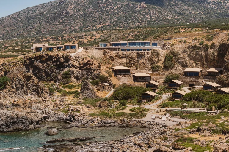 The Revery, vu du ciel, dans sa crique du sud-ouest de la Crète