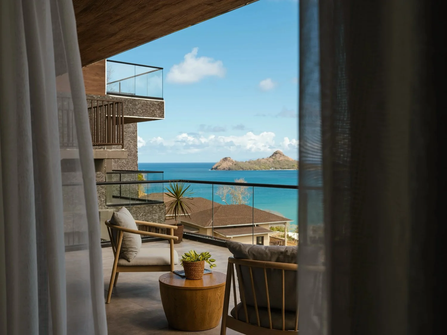 Le balcon d'une chambre de TheLifeCo Sainte-Lucie, ouvert sur la baie