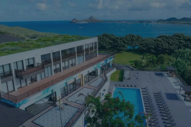 TheLifeCo Sainte-Lucie et sa piscine, au-dessus de Rodney Bay