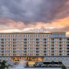 La façade blanche du voco Nairobi Airport Suites au crépuscule, près de l'aéroport Jomo Kenyatta