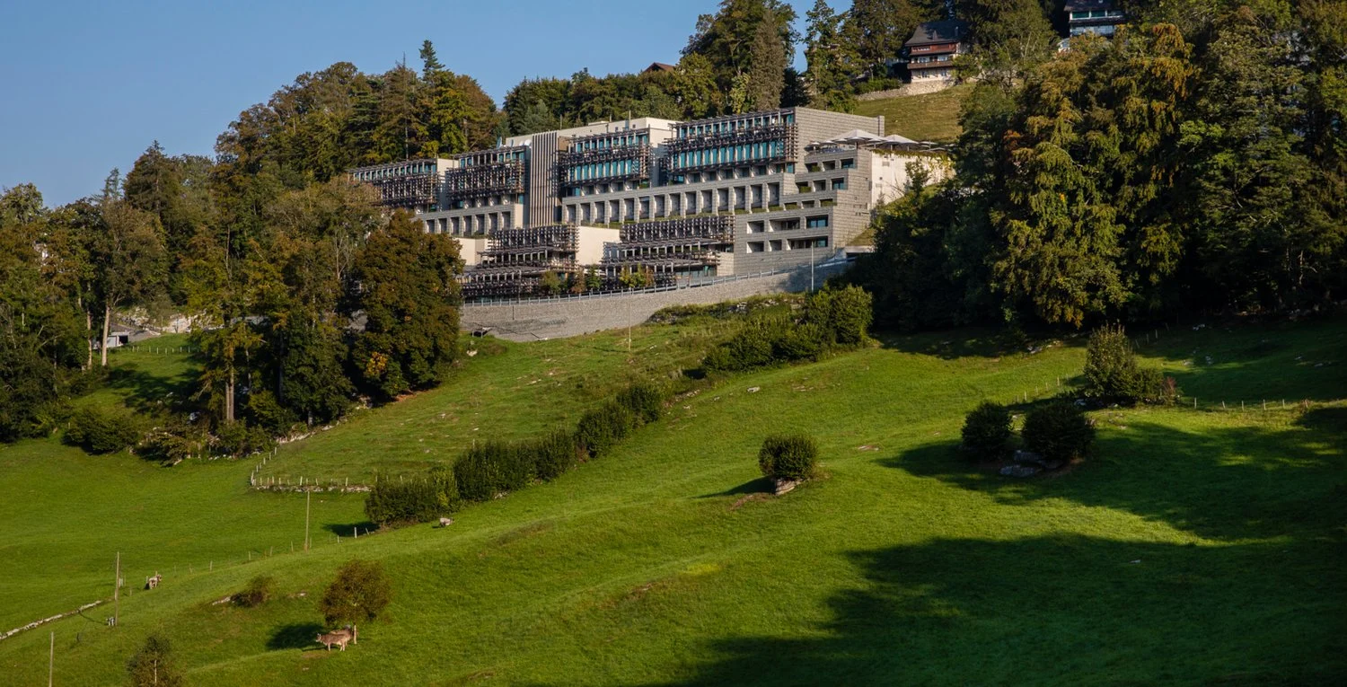 Le Waldhotel Bürgenstock, posé sur la pente au-dessus du lac des Quatre-Cantons