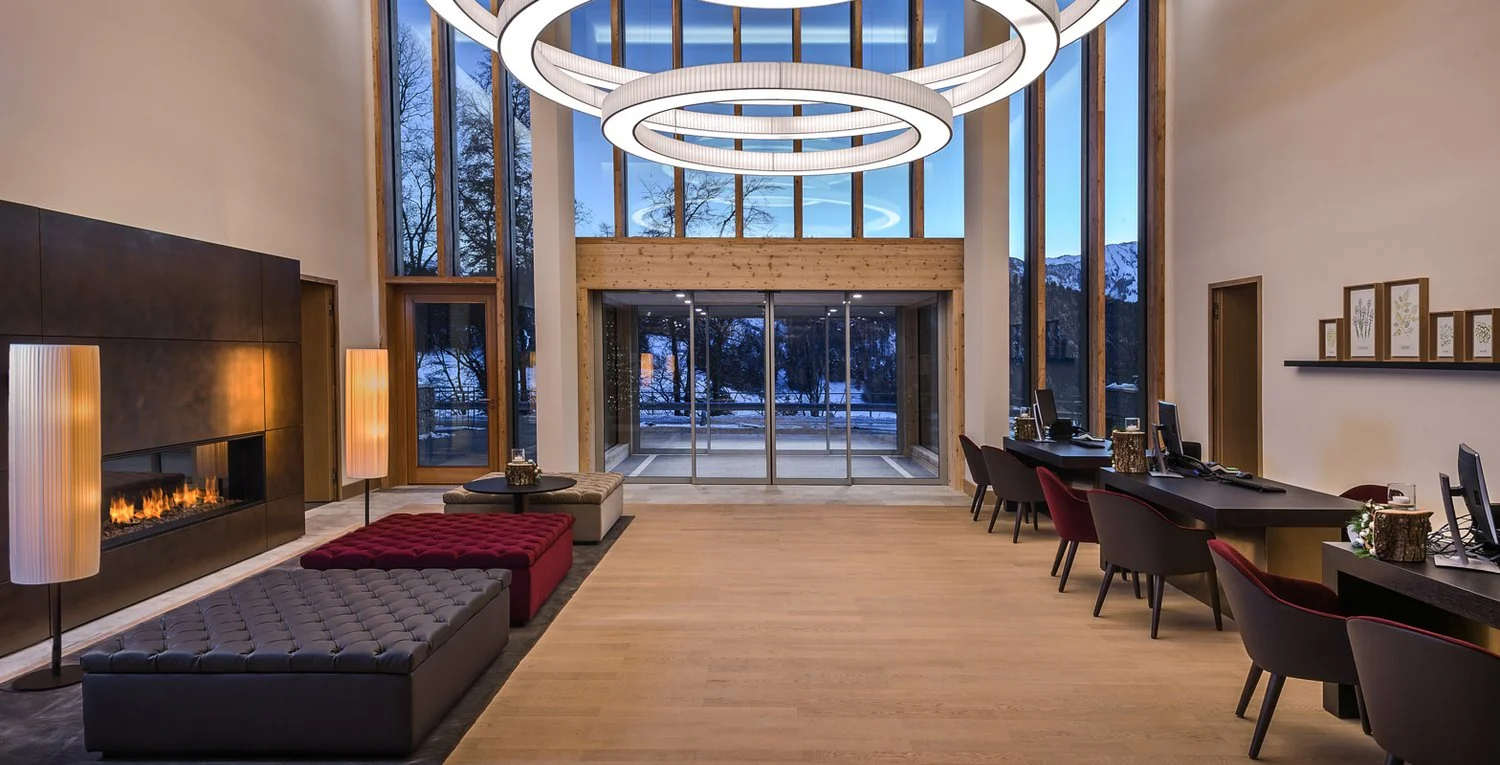 Le lobby du Waldhotel Bürgenstock, ouvert sur les montagnes