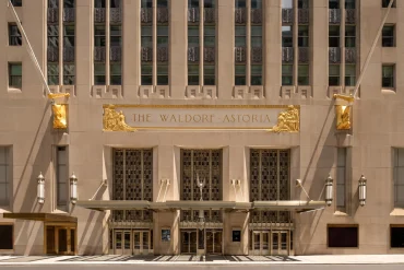 Façade Art déco de Park Avenue, entrée principale et lettres dorées « The Waldorf-Astoria »