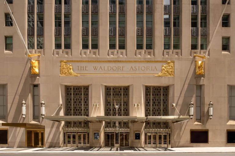 L’hôtel Waldorf Astoria New York, rouvert après huit ans : prix, suites, restaurants et histoire, notre guide complet 2026