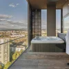 Le jacuzzi privé sur la terrasse du Situla Sky Penthouse avec vue sur Ljubljana