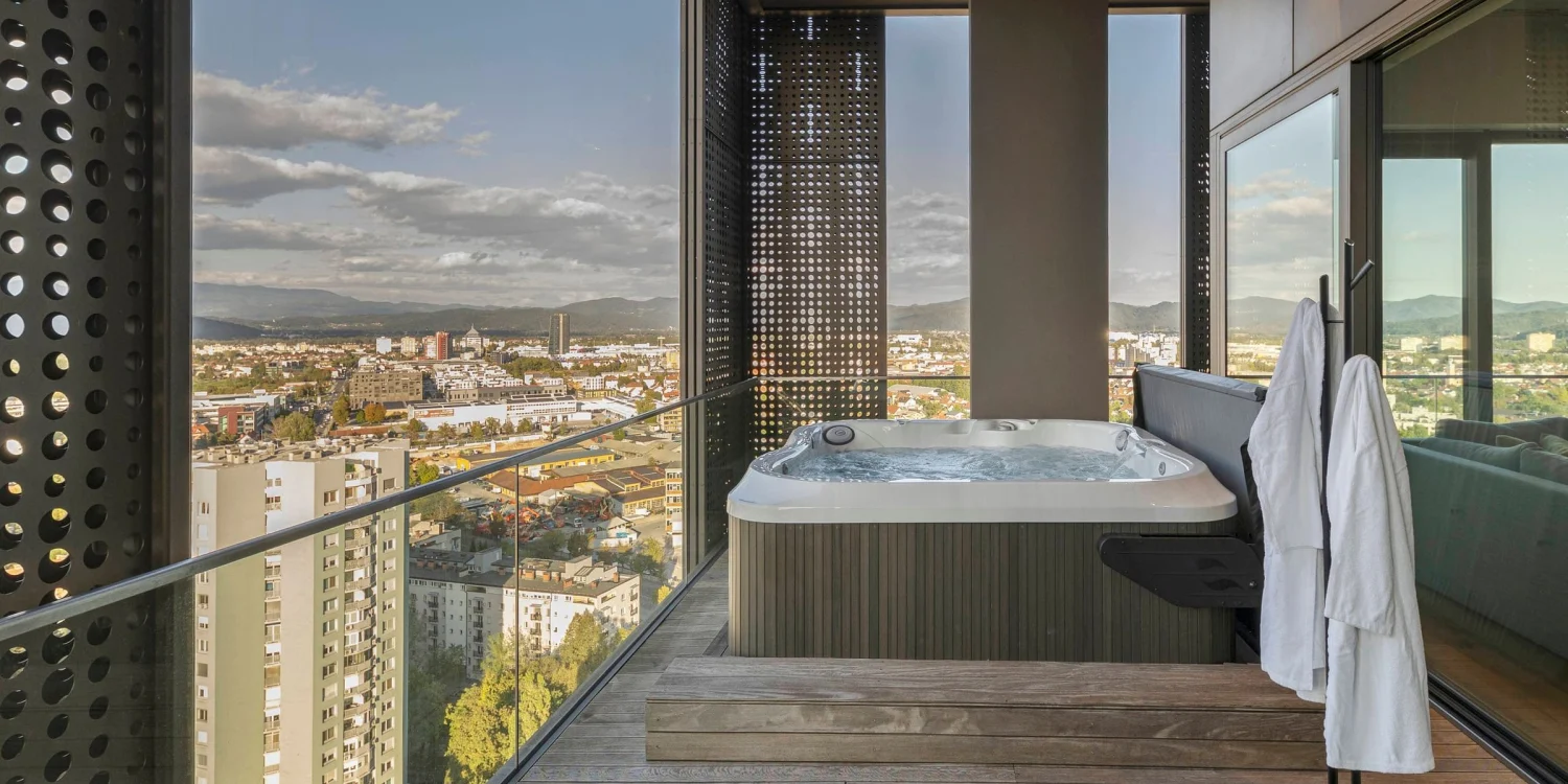 Le jacuzzi privé sur la terrasse du Situla Sky Penthouse avec vue sur Ljubljana