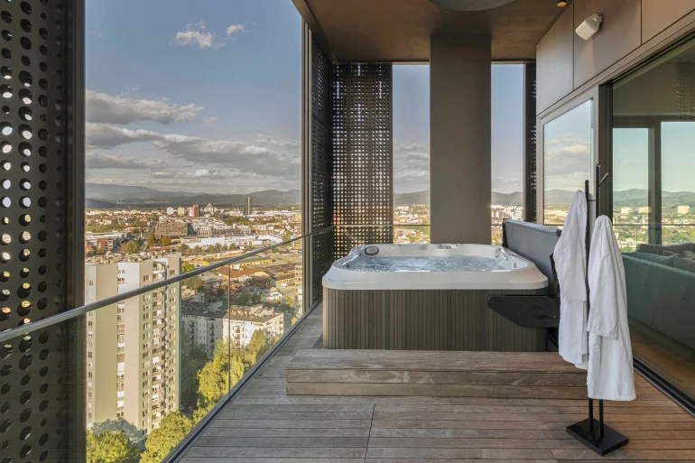 Le jacuzzi privé sur la terrasse du Situla Sky Penthouse avec vue sur Ljubljana