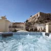 Jacuzzi de la terrasse de 100 m² de la villa de Plaka, face au rocher de l'Acropole
