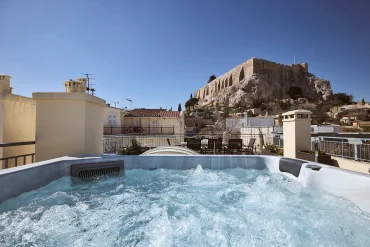 Jacuzzi de la terrasse de 100 m² de la villa de Plaka, face au rocher de l'Acropole