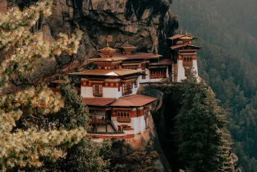 Le monastère du Nid du Tigre accroché à la falaise de la vallée de Paro, au Bhoutan, étape des expéditions Aman en jet privé