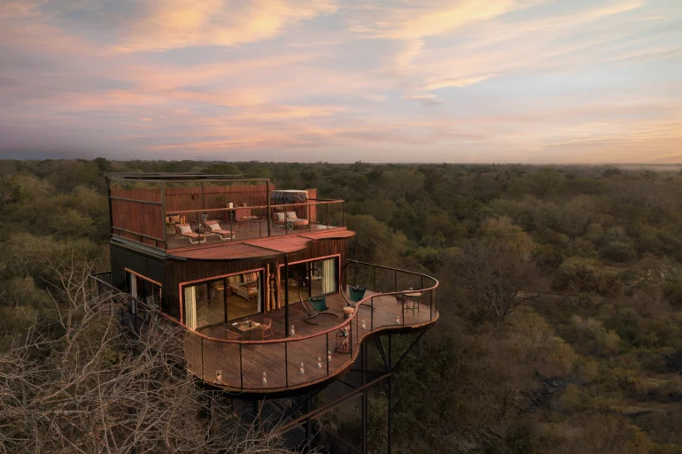 Horizon Terrace Suite de l'Anantara Tented Camp Kafue River perchée à 14 mètres au-dessus de la brousse au coucher du soleil