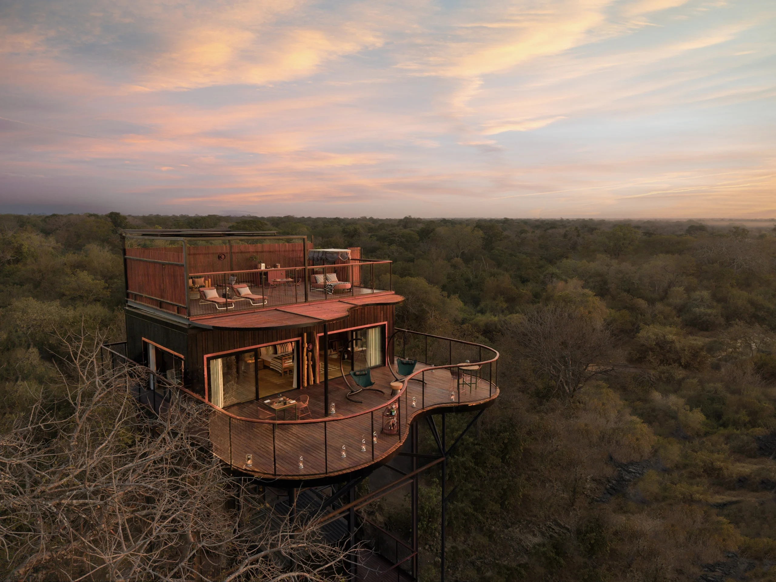 Horizon Terrace Suite de l'Anantara Tented Camp Kafue River perchée à 14 mètres au-dessus de la brousse au coucher du soleil
