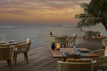 La terrasse du restaurant Cumin de l'Anantara Veli Maldives Resort face au lagon au coucher du soleil