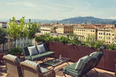 Terrasse sur les toits de La Réserve Firenze avec vue sur Florence et les collines toscanes