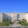Façade de l'Argentino Hotel à Piriápolis, son esplanade et la rambla vues du front de mer