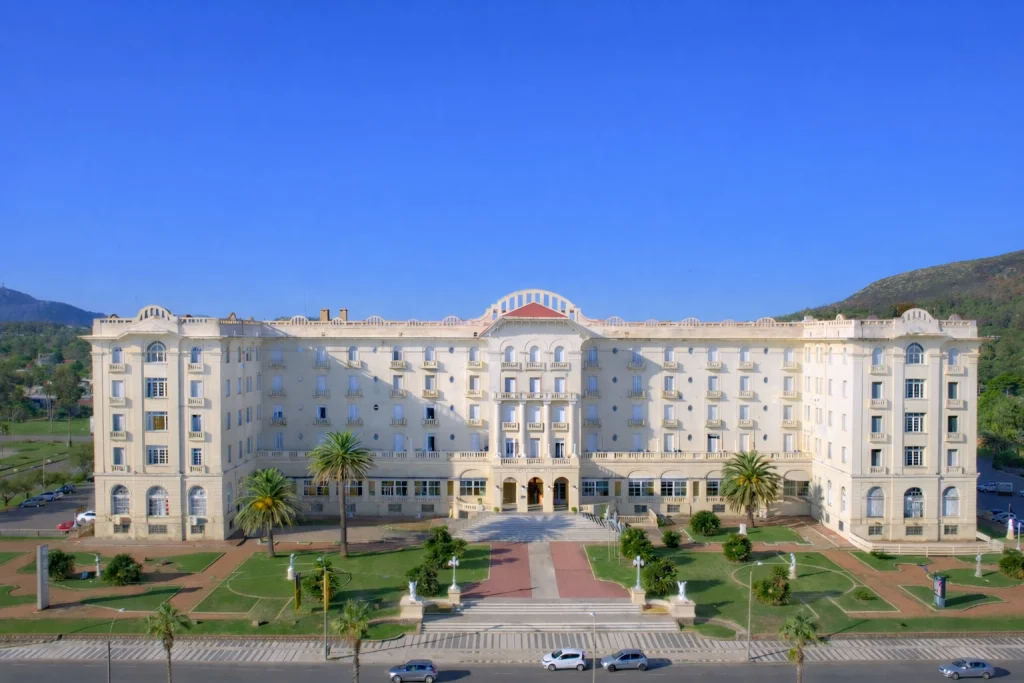 O Argentino Hotel de Piriápolis, no Uruguai, vira cidade síria na 2ª temporada de Menem no Prime Video