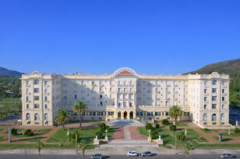 Façade de l'Argentino Hotel à Piriápolis, son esplanade et la rambla vues du front de mer