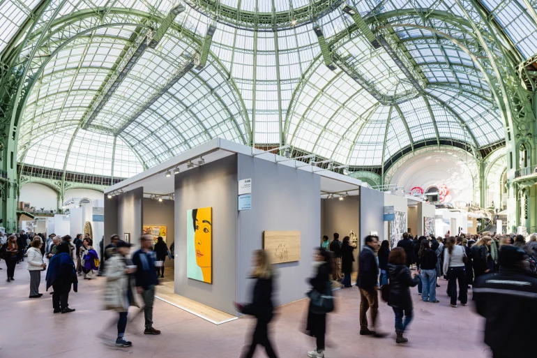Les stands des galeries d'Art Basel Paris sous la verrière du Grand Palais, en 2025