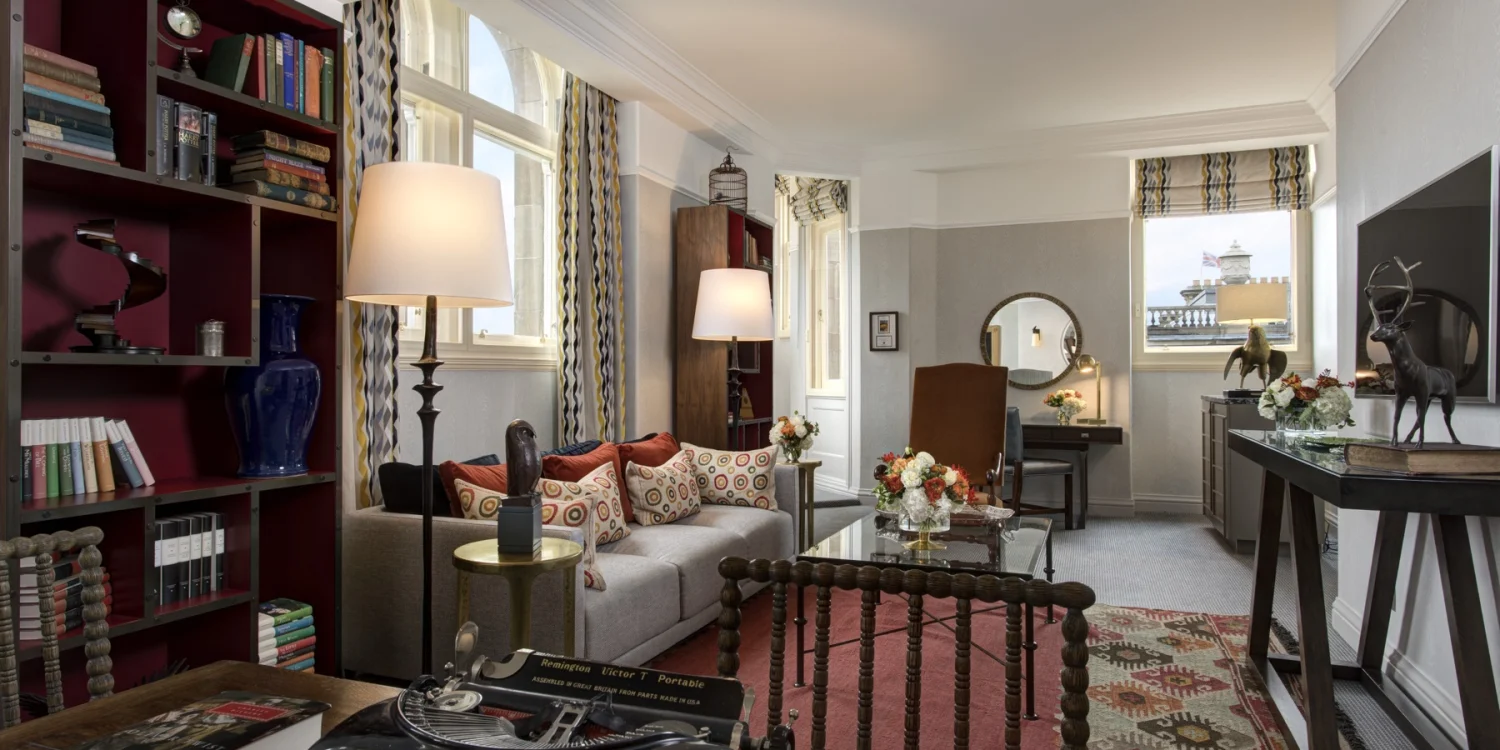 La suite J.K. Rowling de l'hôtel The Balmoral à Édimbourg, rayonnages de livres et machine à écrire