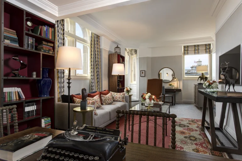 La suite J.K. Rowling de l'hôtel The Balmoral à Édimbourg, rayonnages de livres et machine à écrire