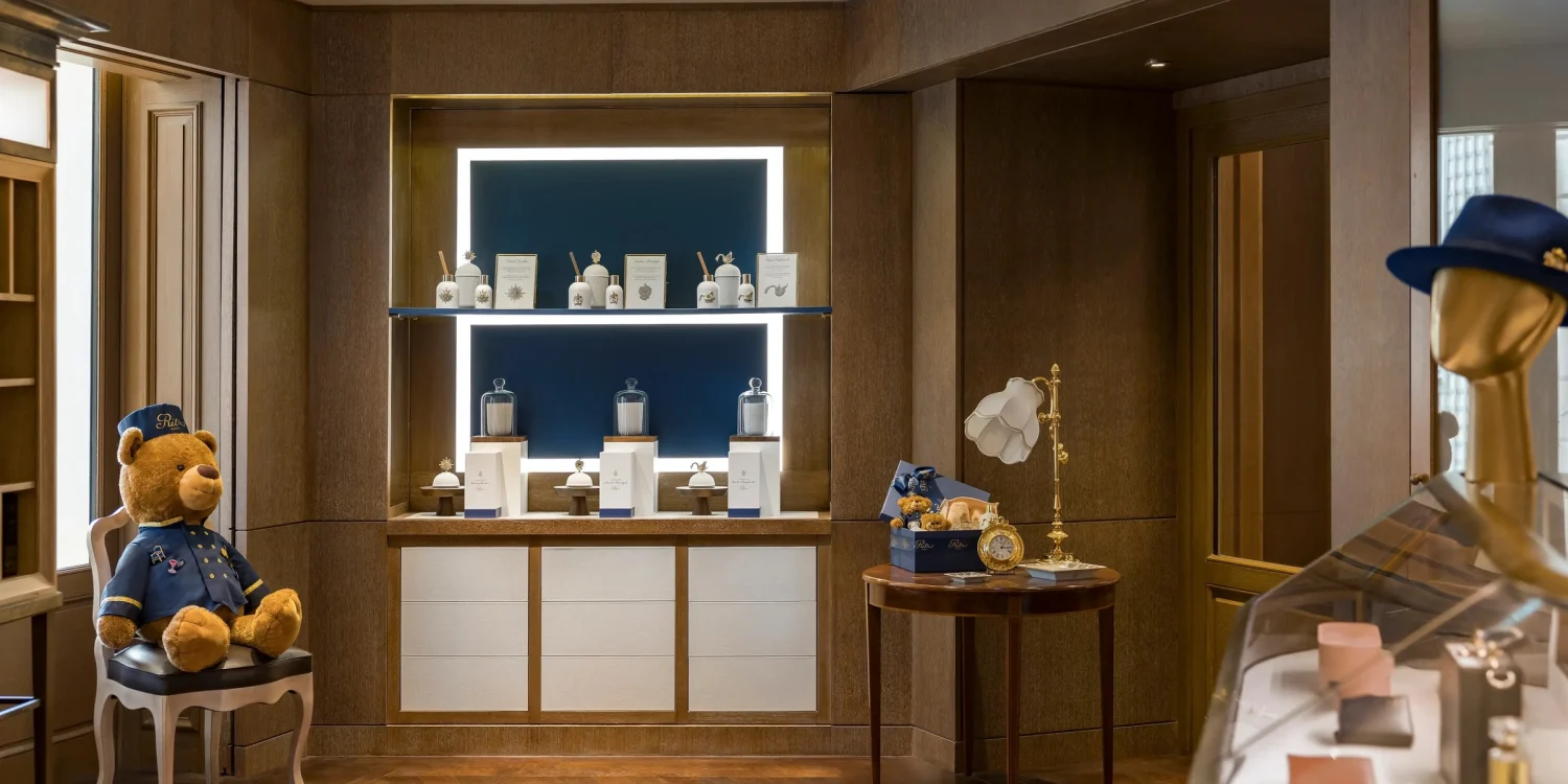 La boutique du Ritz Paris, boiseries, vitrines éclairées et l'ourson groom de l'hôtel
