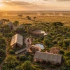 Vue aérienne du Mereshi Safari Camp Serengeti, Autograph Collection, ses tentes et sa piscine dans la savane au coucher du soleil (rendu)